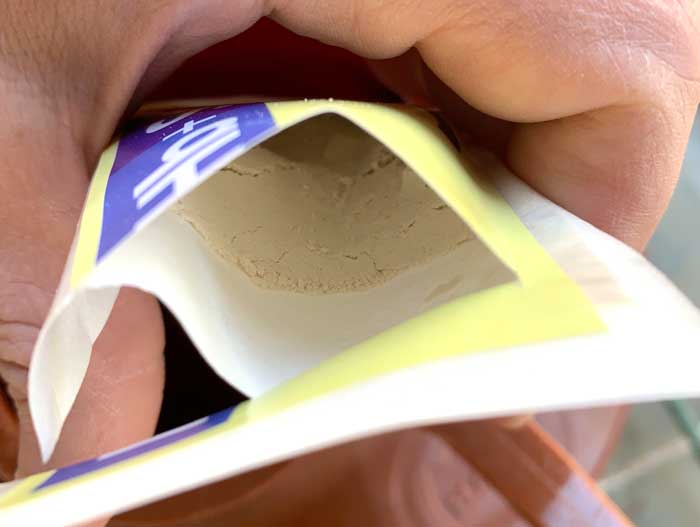 Μια ματιά μέσα σε ένα πακέτο που περιέχει εκατομμύρια μικροσκοπικά αρπακτικά νηματώδη. 