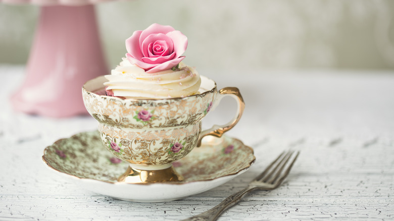 Rose cupcake σε ένα vintage teacup