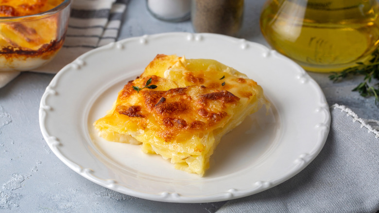 Η πατάτα Gratin σερβίρεται στο πιάτο