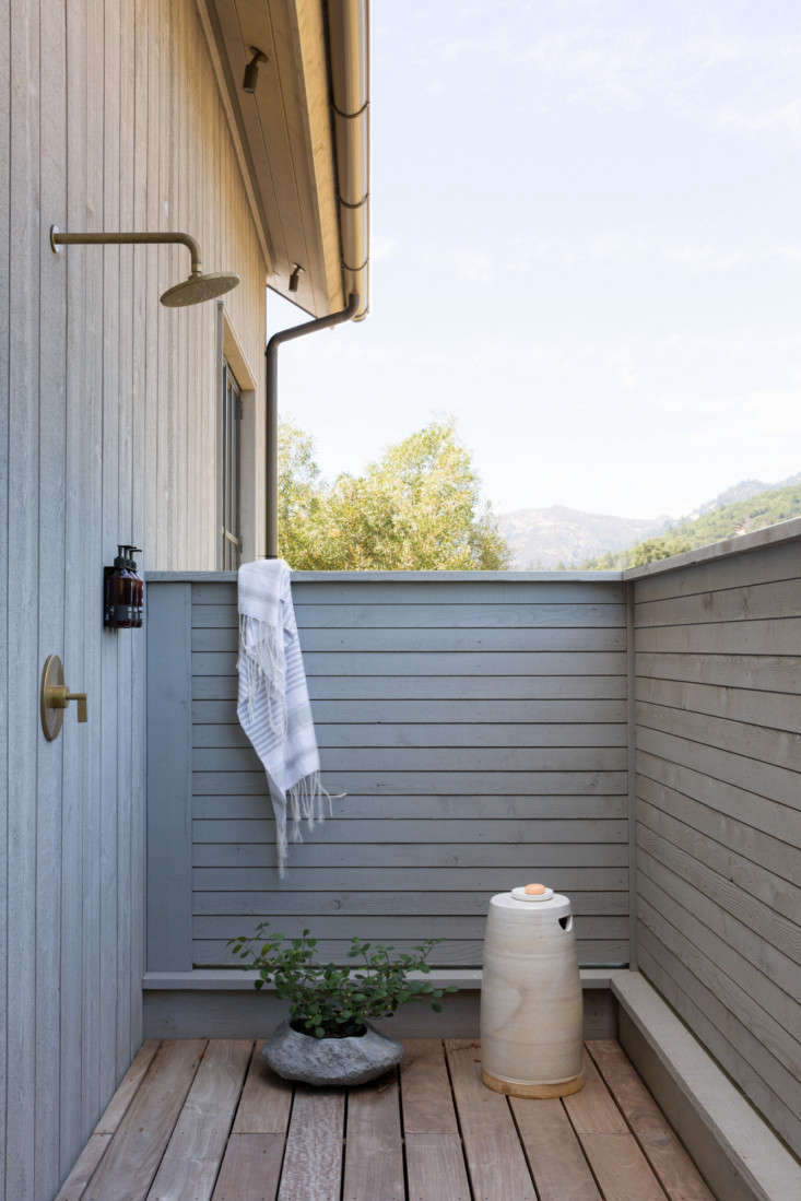 Calistoga Residence υπαίθρια ντους από Geremia Design και Luke Wade, φωτογραφία από τη Suzanne Scott