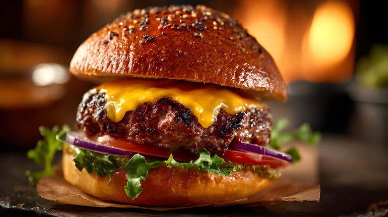 Cheeseburger με λιωμένο τυρί
