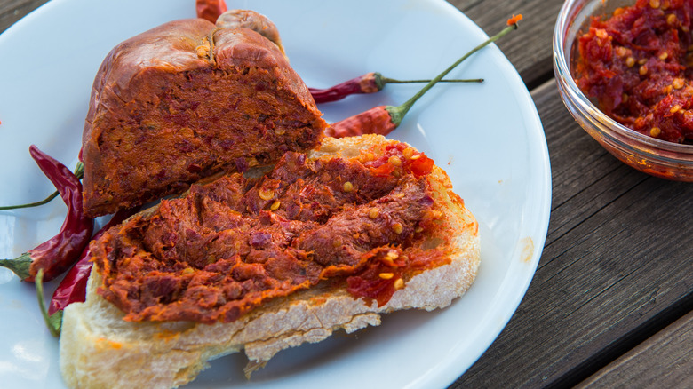 'Nduja εξαπλώθηκε πάνω από το φρυγανισμένο ψωμί