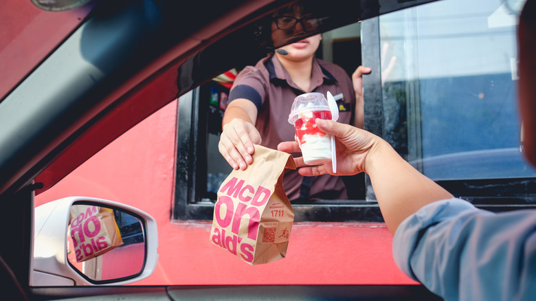 Πελάτης στο McDonald's Drive-Thru
